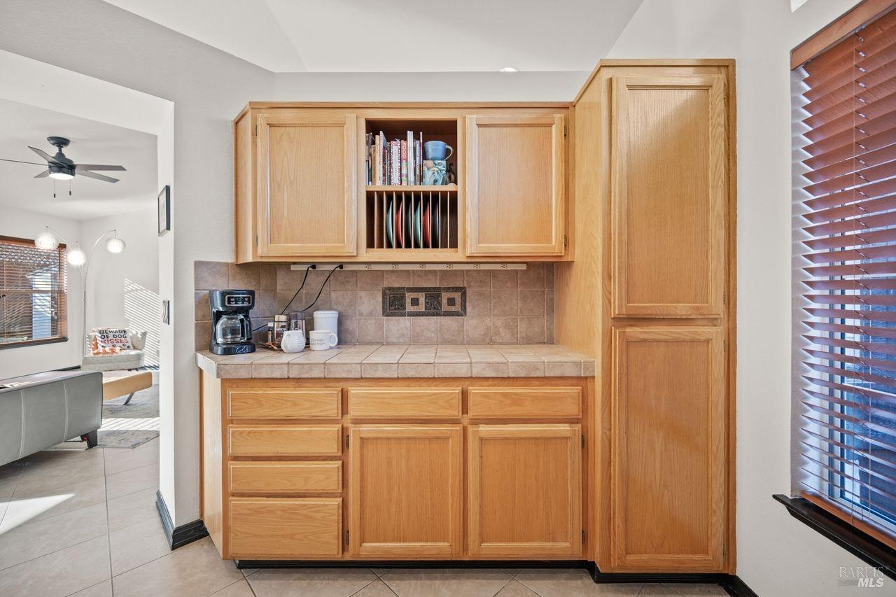 Detail Gallery Image 9 of 31 For 9447 Lazy Creek Dr, Windsor,  CA 95492 - 3 Beds | 2 Baths