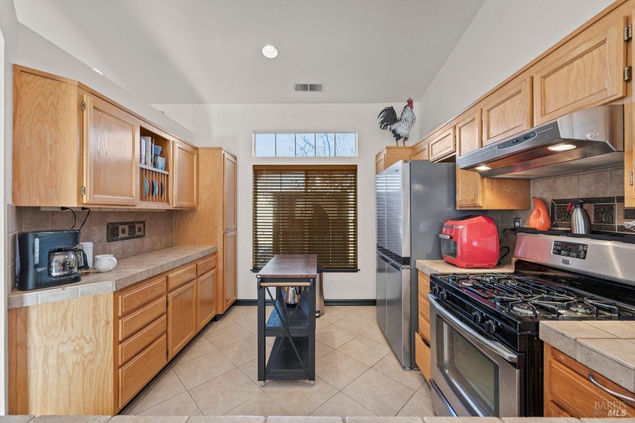 Detail Gallery Image 12 of 31 For 9447 Lazy Creek Dr, Windsor,  CA 95492 - 3 Beds | 2 Baths