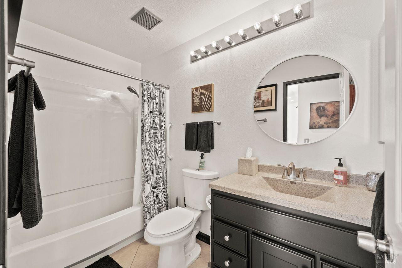 Detail Gallery Image 20 of 31 For 9447 Lazy Creek Dr, Windsor,  CA 95492 - 3 Beds | 2 Baths