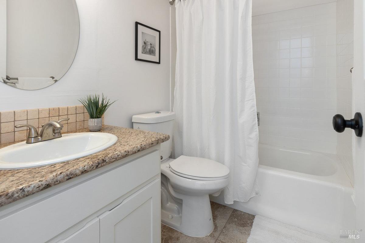 Detail Gallery Image 25 of 32 For 50 Surrey Ln, San Rafael,  CA 94903 - 2 Beds | 2 Baths