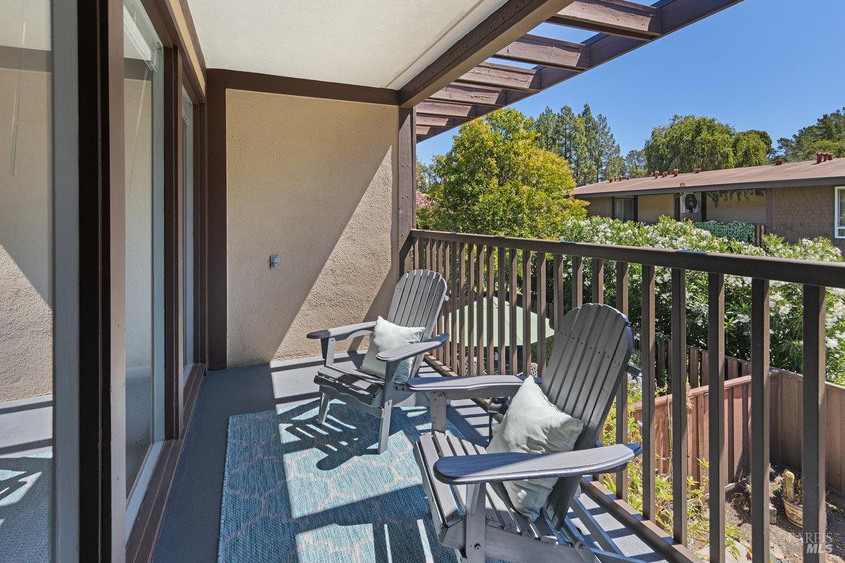 Detail Gallery Image 8 of 32 For 50 Surrey Ln, San Rafael,  CA 94903 - 2 Beds | 2 Baths