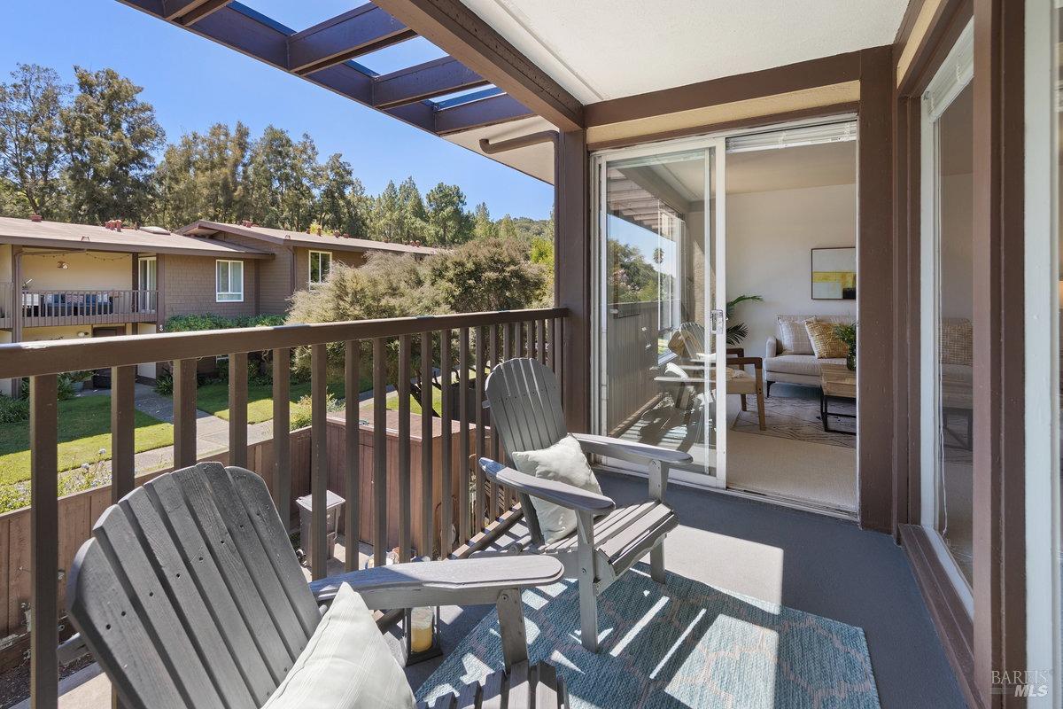 Detail Gallery Image 7 of 32 For 50 Surrey Ln, San Rafael,  CA 94903 - 2 Beds | 2 Baths