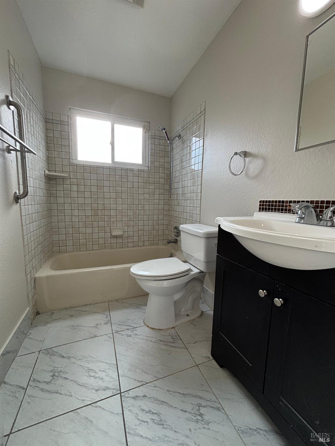 Detail Gallery Image 13 of 22 For 4816 Meadowbrook Dr, El Sobrante,  CA 94803 - 4 Beds | 2 Baths