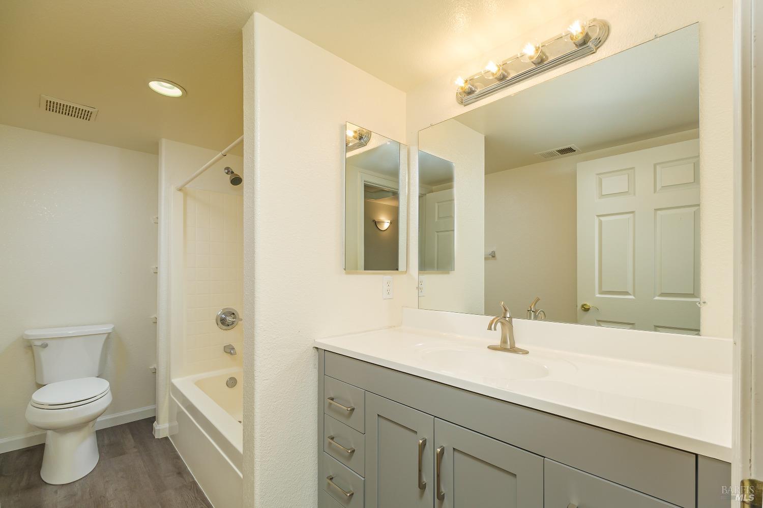 Detail Gallery Image 14 of 33 For 4073 Louis Krohn Dr, Santa Rosa,  CA 95407 - 3 Beds | 2/2 Baths