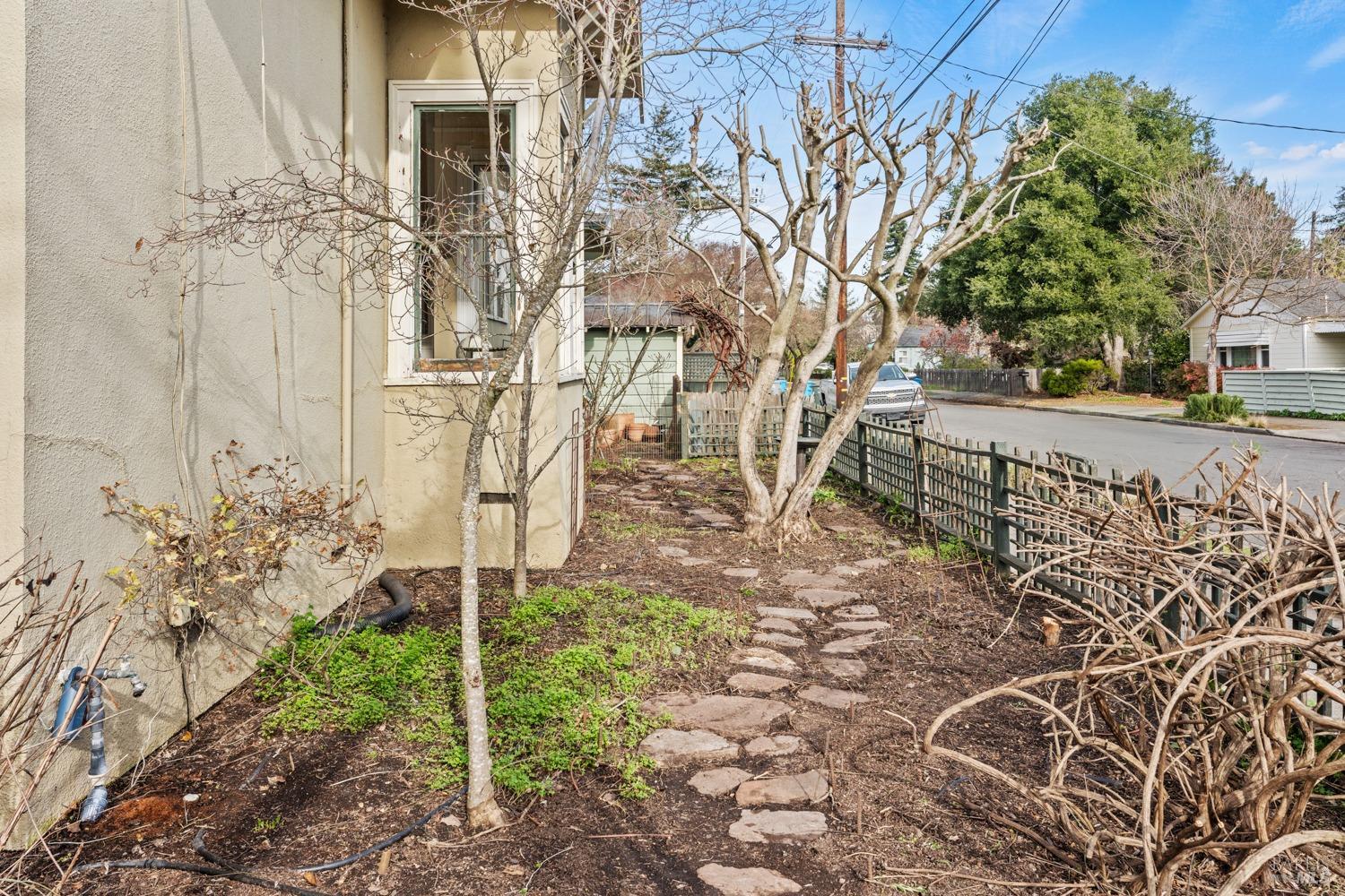 Detail Gallery Image 4 of 25 For 1027 Benton St, Santa Rosa,  CA 95404 - 3 Beds | 2 Baths