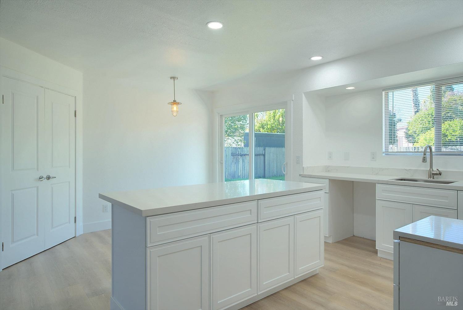 Detail Gallery Image 5 of 25 For 2113 Corby Ave, Santa Rosa,  CA 95407 - 3 Beds | 2/1 Baths