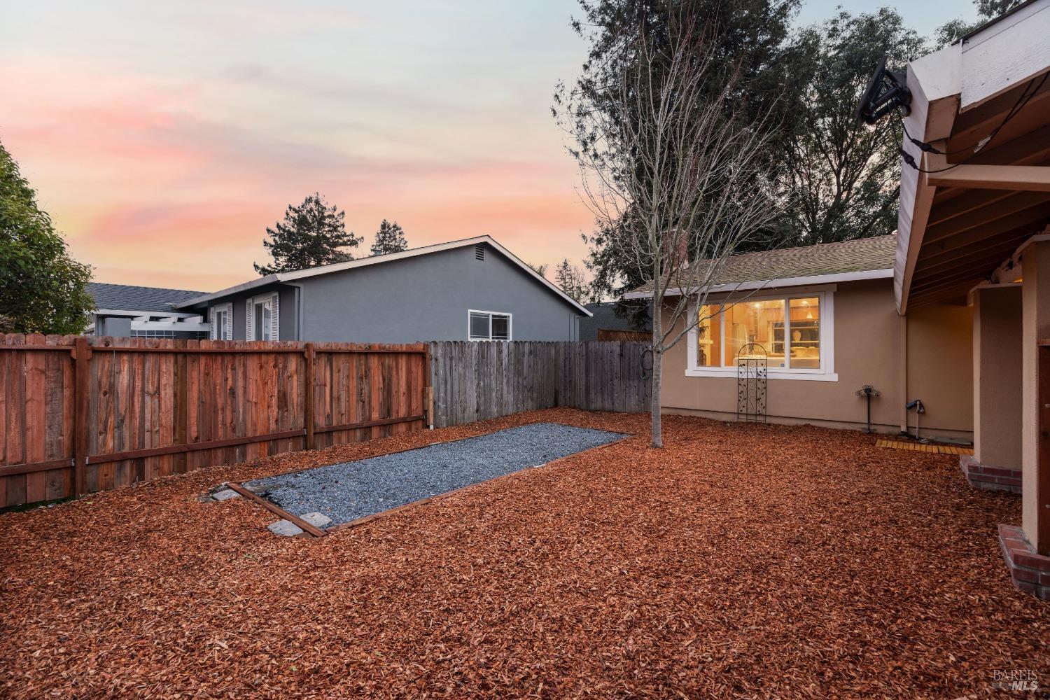 Detail Gallery Image 2 of 36 For 852 Grouse Ln, Petaluma,  CA 94954 - 3 Beds | 2 Baths