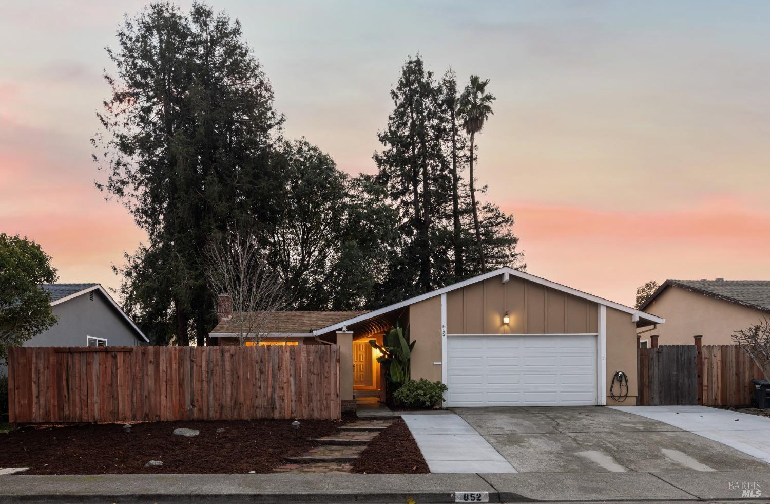 Detail Gallery Image 1 of 36 For 852 Grouse Ln, Petaluma,  CA 94954 - 3 Beds | 2 Baths