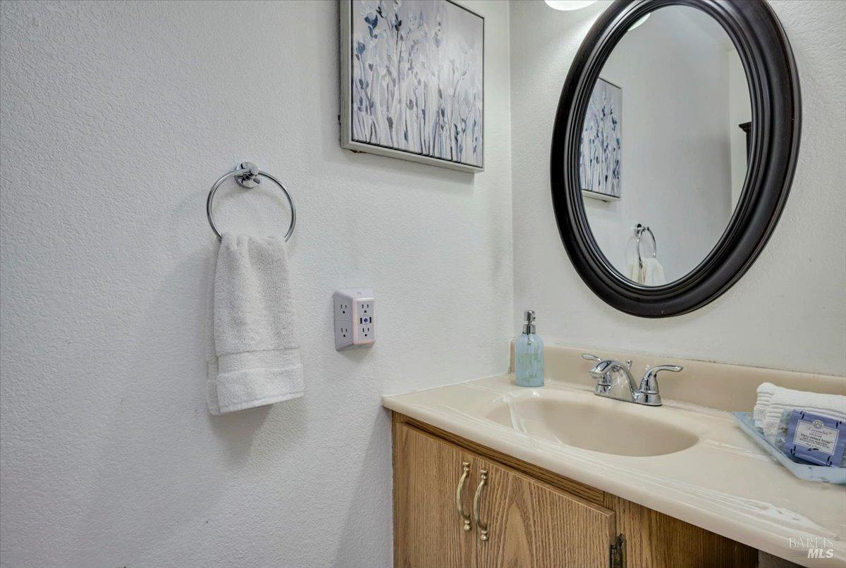 Detail Gallery Image 9 of 26 For 1722 Oldfield Way, Santa Rosa,  CA 95401 - 2 Beds | 1/1 Baths