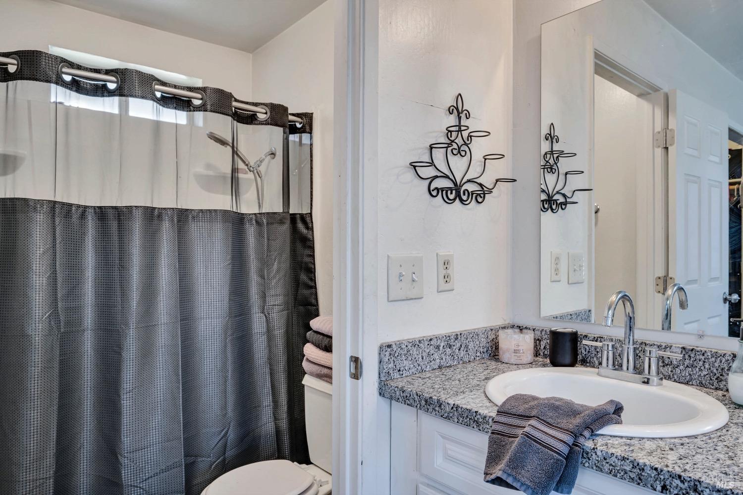 Detail Gallery Image 9 of 24 For 18078 Spyglass Rd, Hidden Valley Lake,  CA 95467 - 3 Beds | 2 Baths