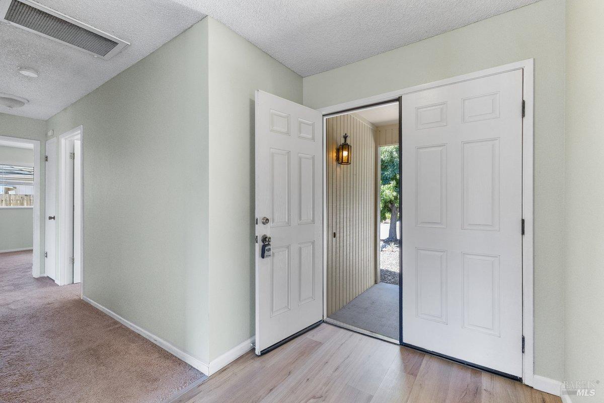 Detail Gallery Image 4 of 32 For 2458 Big Oak Dr, Santa Rosa,  CA 95401 - 3 Beds | 2 Baths