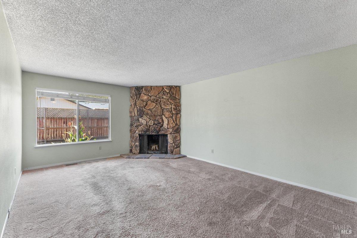 Detail Gallery Image 10 of 32 For 2458 Big Oak Dr, Santa Rosa,  CA 95401 - 3 Beds | 2 Baths