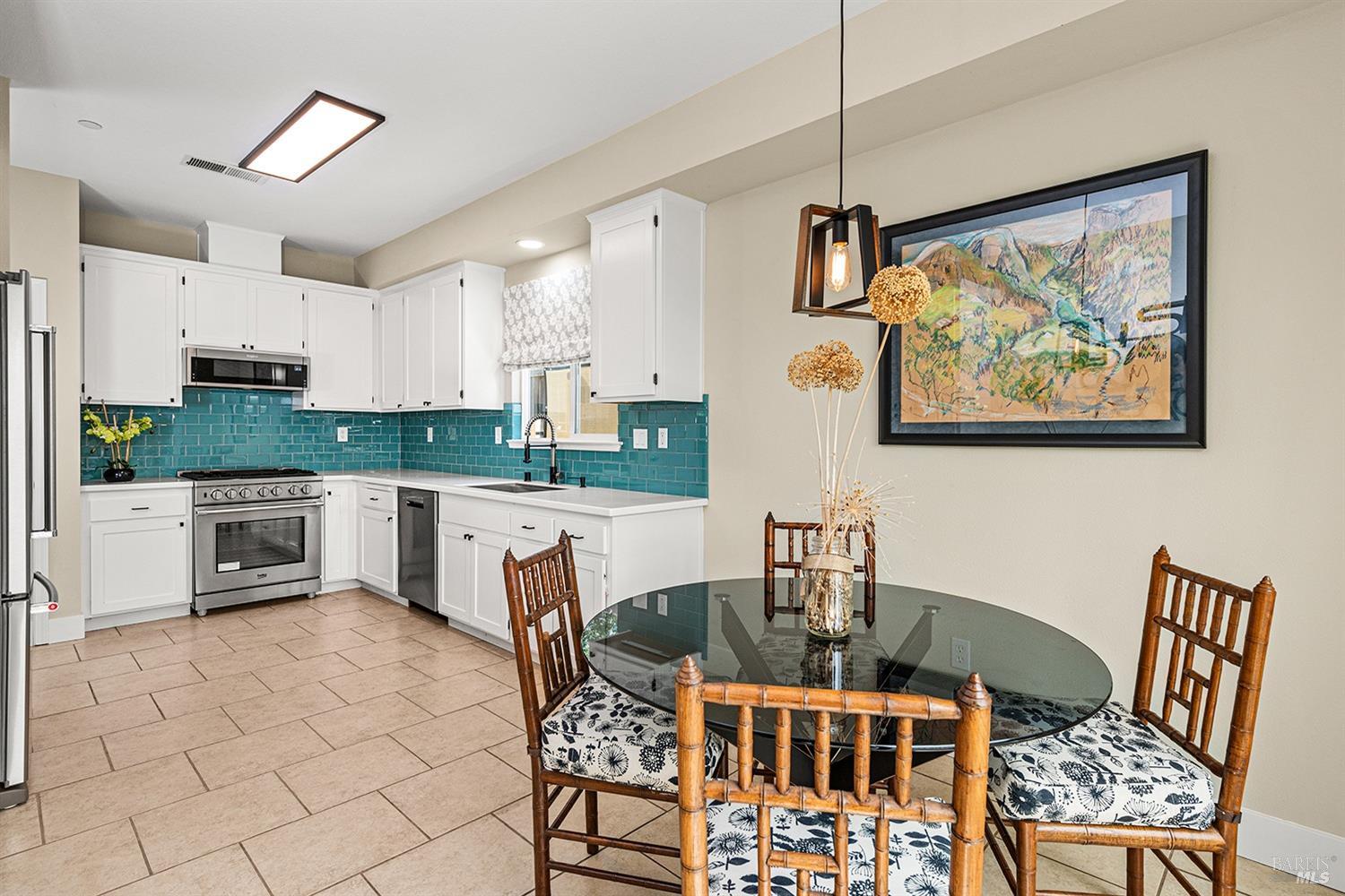 Detail Gallery Image 9 of 19 For 324 Moonlight Cir, Cloverdale,  CA 95425 - 3 Beds | 2/1 Baths