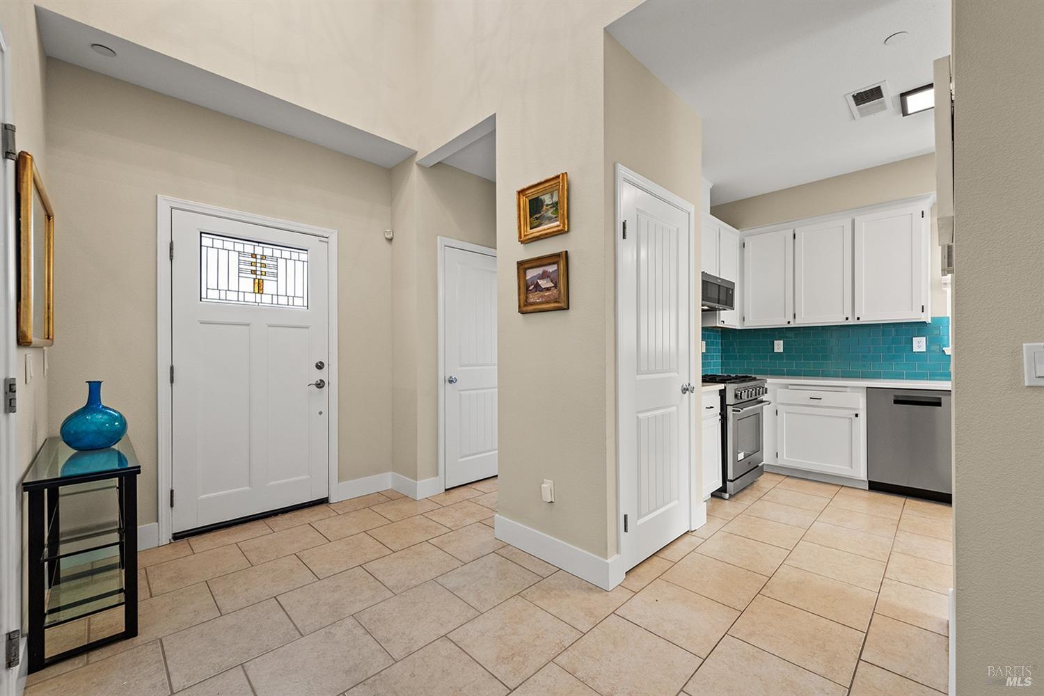 Detail Gallery Image 6 of 19 For 324 Moonlight Cir, Cloverdale,  CA 95425 - 3 Beds | 2/1 Baths