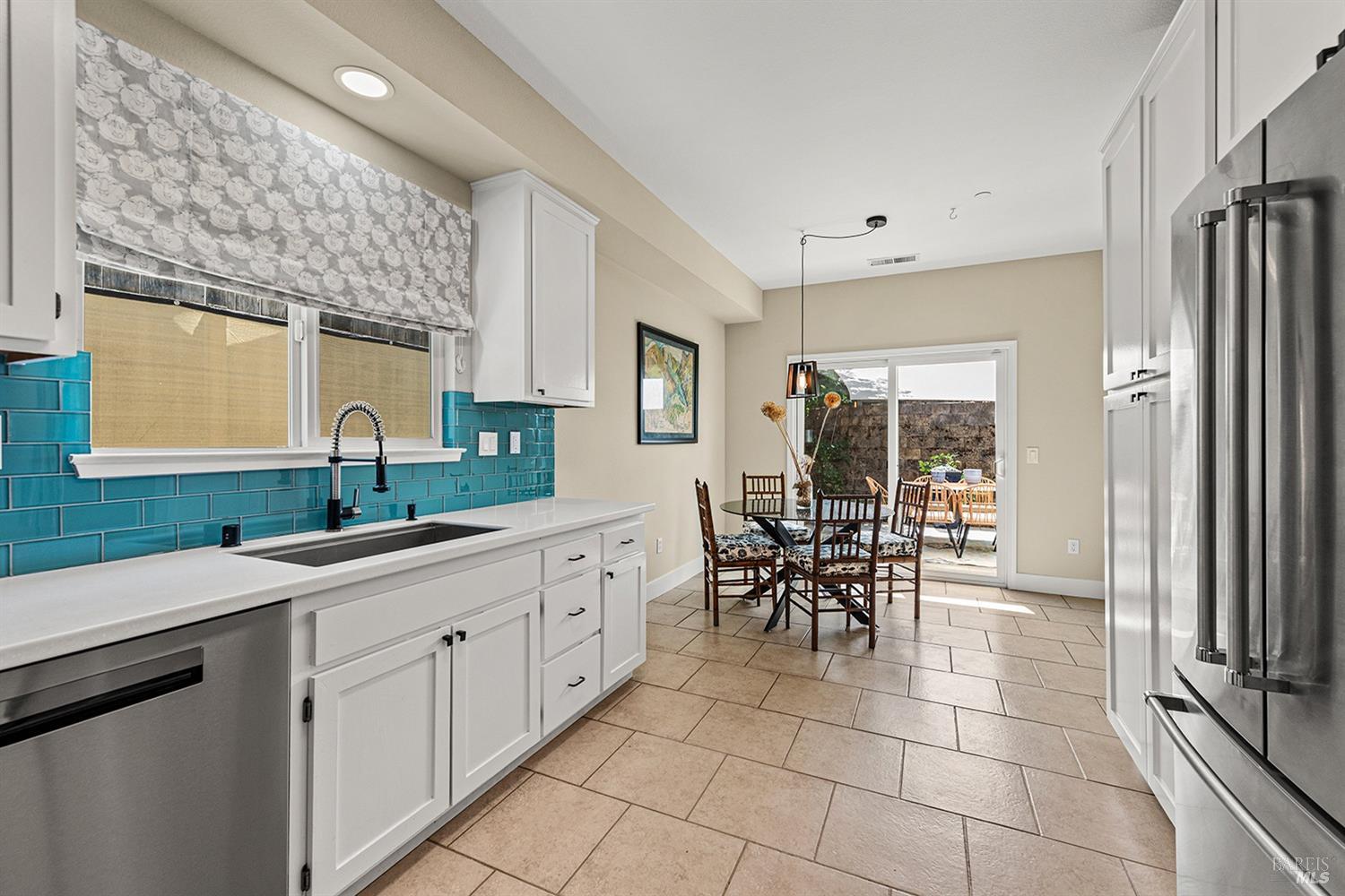 Detail Gallery Image 7 of 19 For 324 Moonlight Cir, Cloverdale,  CA 95425 - 3 Beds | 2/1 Baths