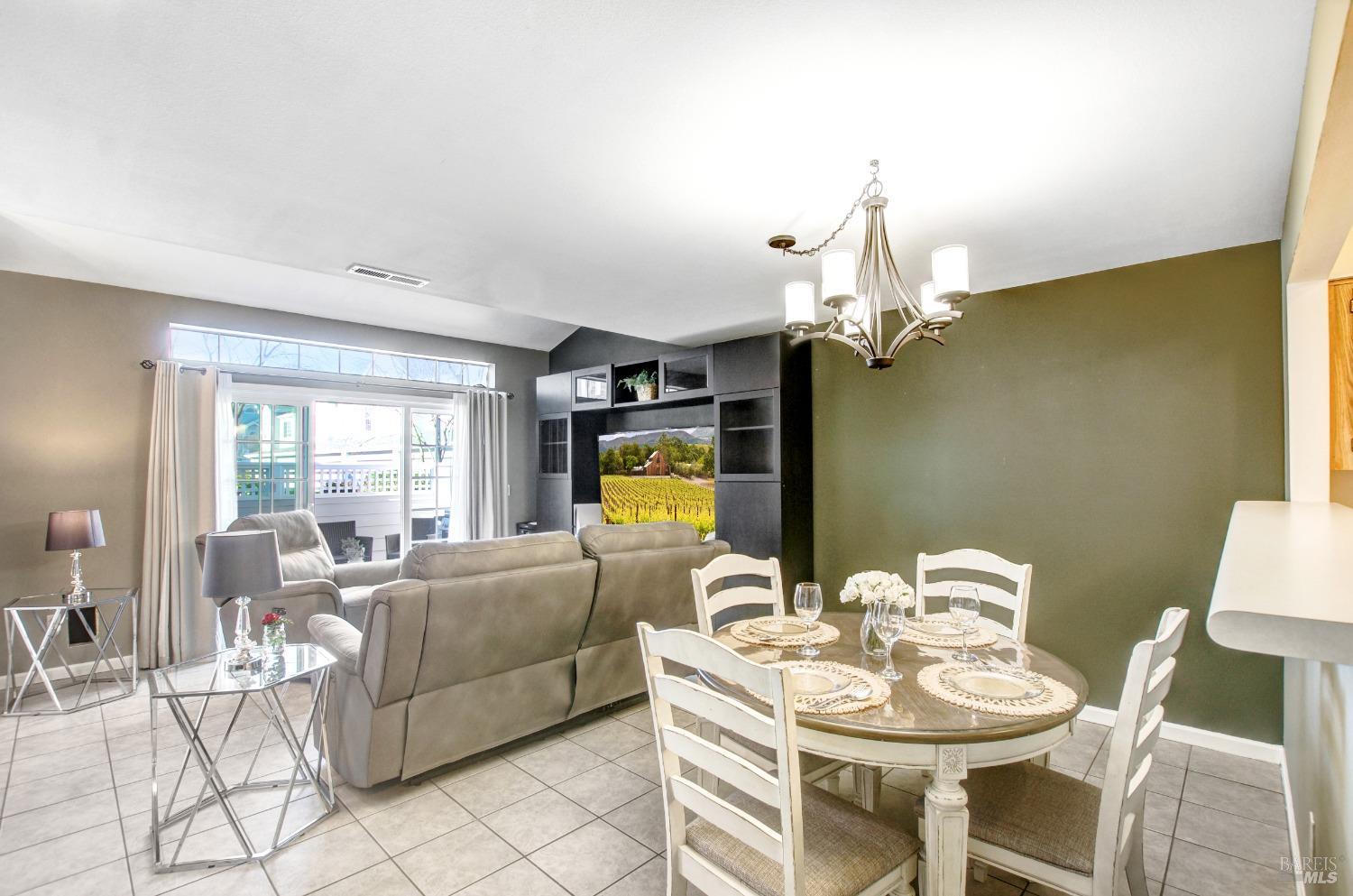 Detail Gallery Image 9 of 36 For 553 E Jasmine Cir, Santa Rosa,  CA 95407 - 2 Beds | 2/1 Baths