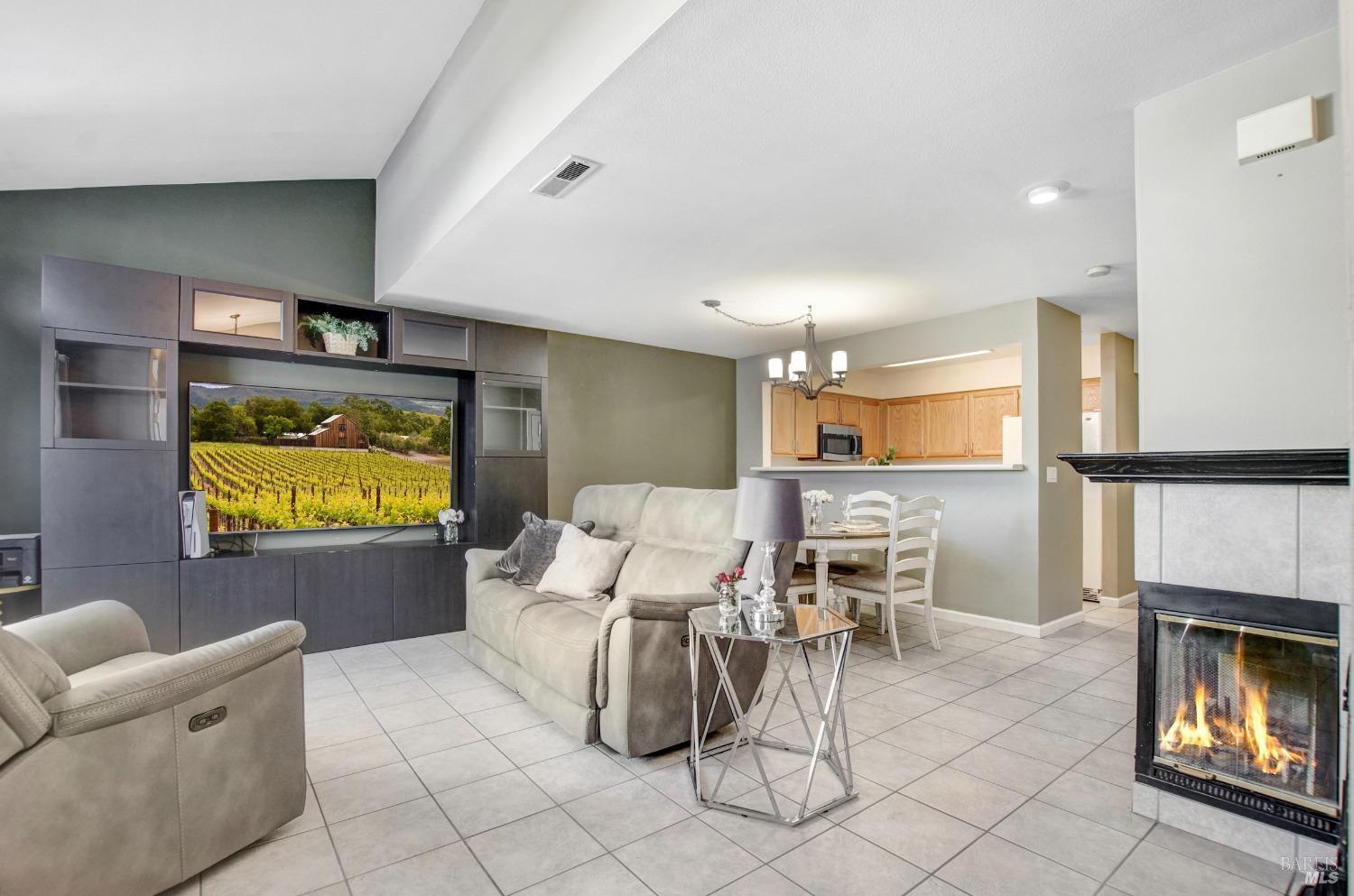 Detail Gallery Image 1 of 36 For 553 E Jasmine Cir, Santa Rosa,  CA 95407 - 2 Beds | 2/1 Baths