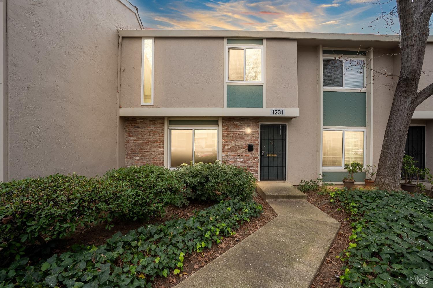 Detail Gallery Image 1 of 1 For 1231 Pine Creek Way #B,  Concord,  CA 94520 - 3 Beds | 1/1 Baths