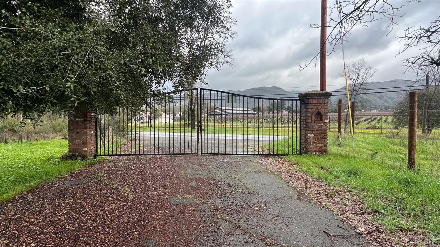 Detail Gallery Image 1 of 1 For 2606 Old River Rd, Ukiah,  CA 95482 - 3 Beds | 2 Baths