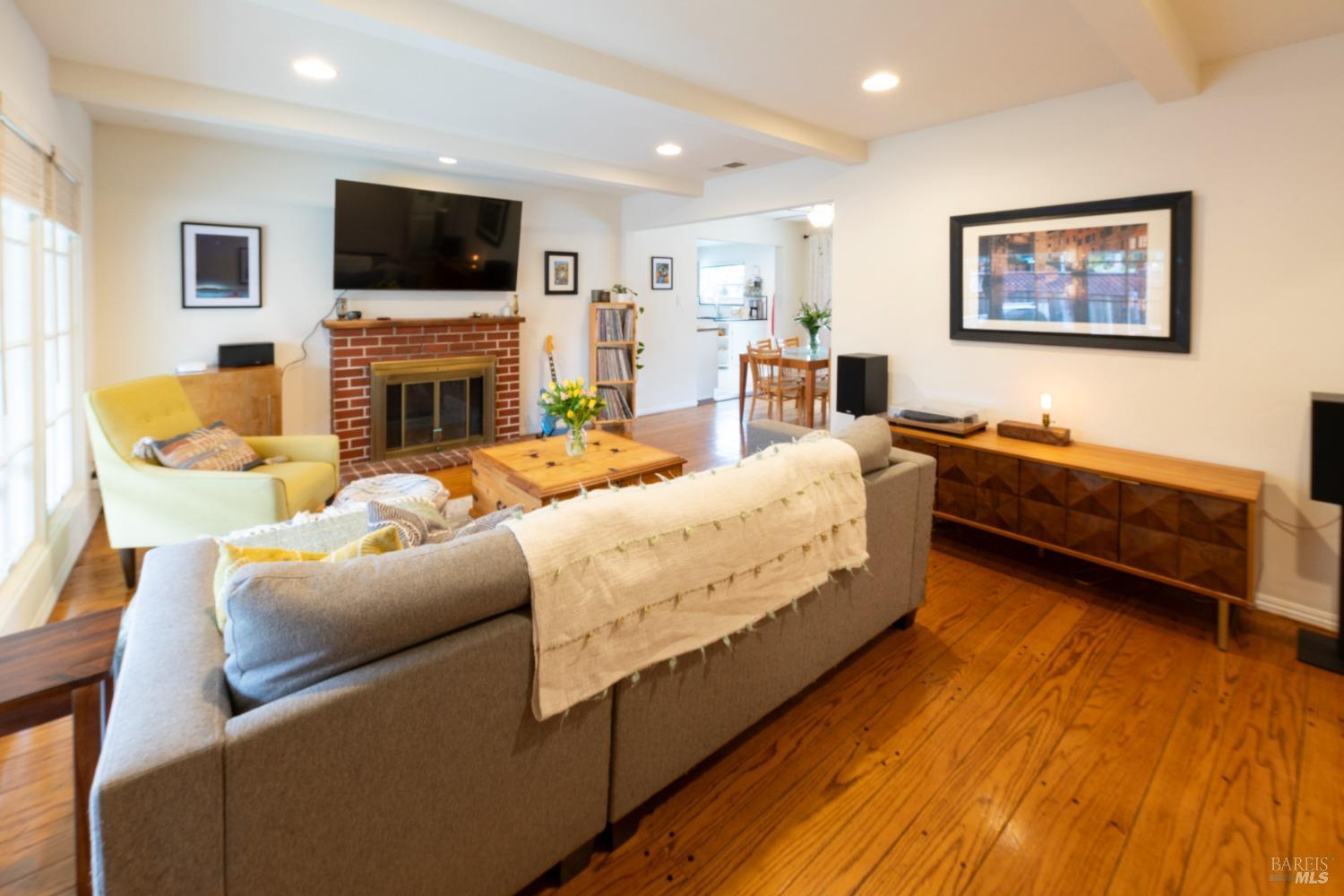 Detail Gallery Image 1 of 1 For 3270 Sonoma Ave, Santa Rosa,  CA 95405 - 3 Beds | 1 Baths