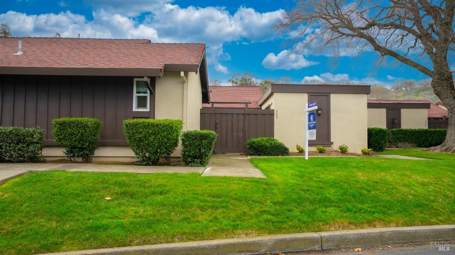Detail Gallery Image 1 of 1 For 305 Creekview Ct, Vacaville,  CA 95688 - 2 Beds | 2 Baths