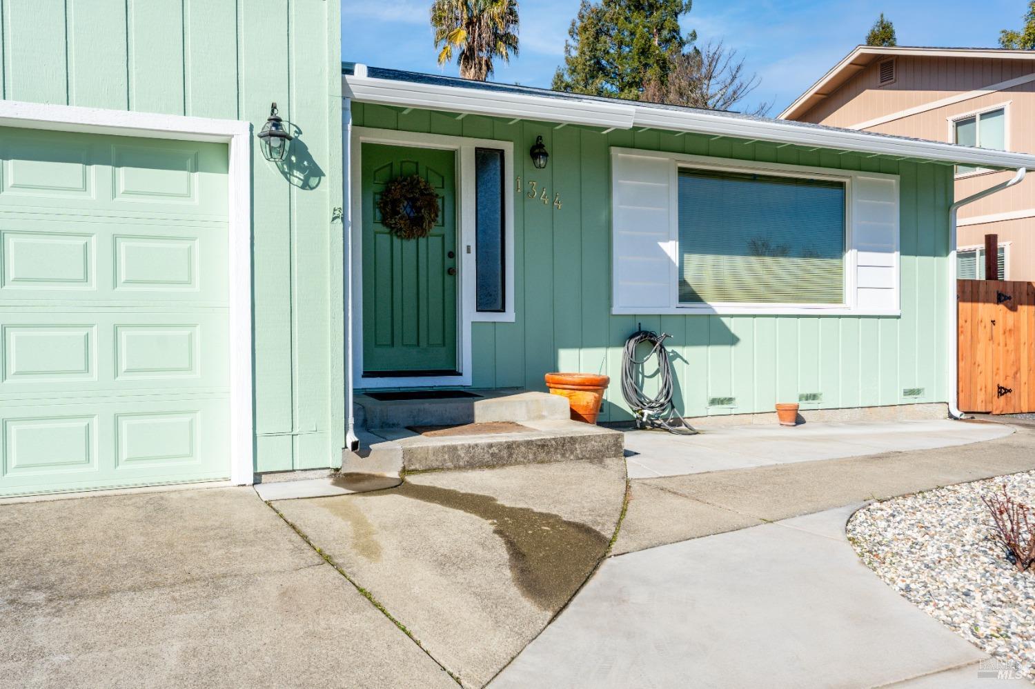 Detail Gallery Image 2 of 30 For 1344 Laurel Ave, Ukiah,  CA 95482 - 3 Beds | 2/1 Baths