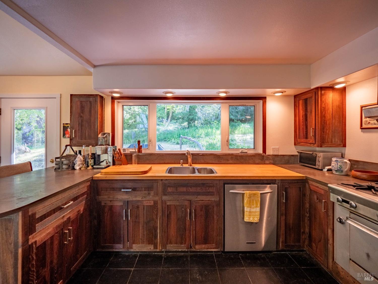 Detail Gallery Image 9 of 43 For 17555 Indian Creek Rd, Philo,  CA 95466 - 2 Beds | 2 Baths