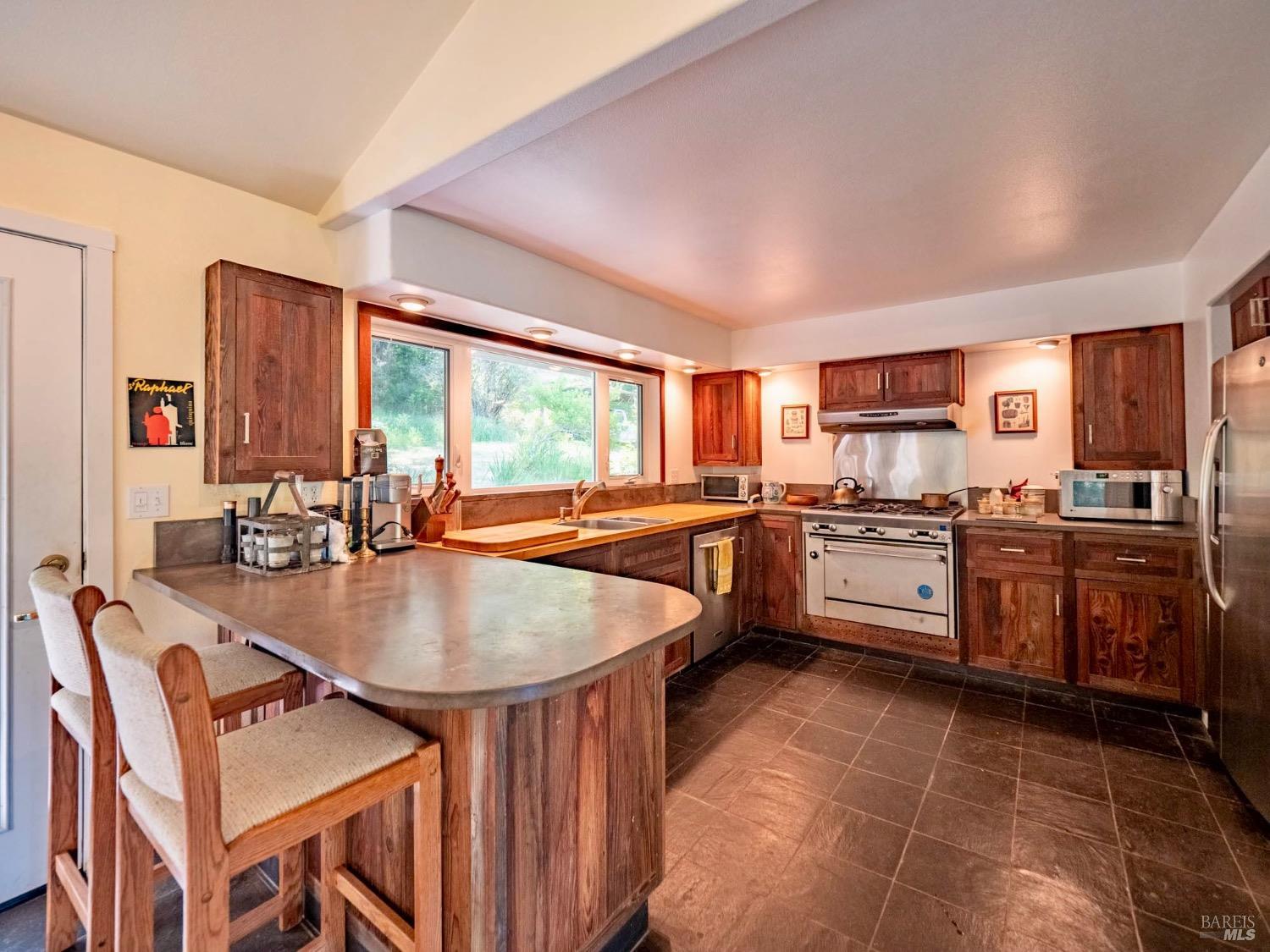 Detail Gallery Image 8 of 43 For 17555 Indian Creek Rd, Philo,  CA 95466 - 2 Beds | 2 Baths