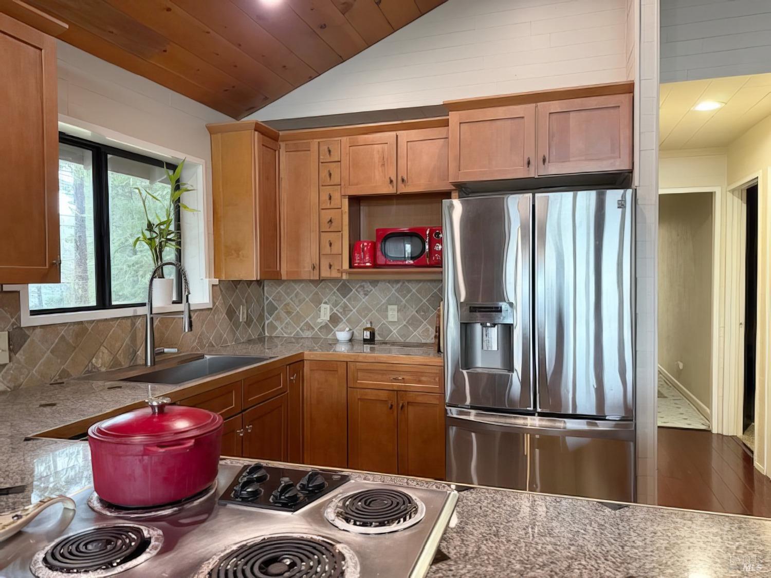 Detail Gallery Image 8 of 33 For 27620 Poppy Dr, Willits,  CA 95490 - 3 Beds | 2 Baths