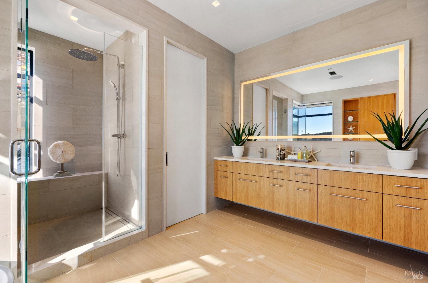 Detail Gallery Image 33 of 38 For 46 Cliff Rd, Belvedere,  CA 94920 - 4 Beds | 4/1 Baths
