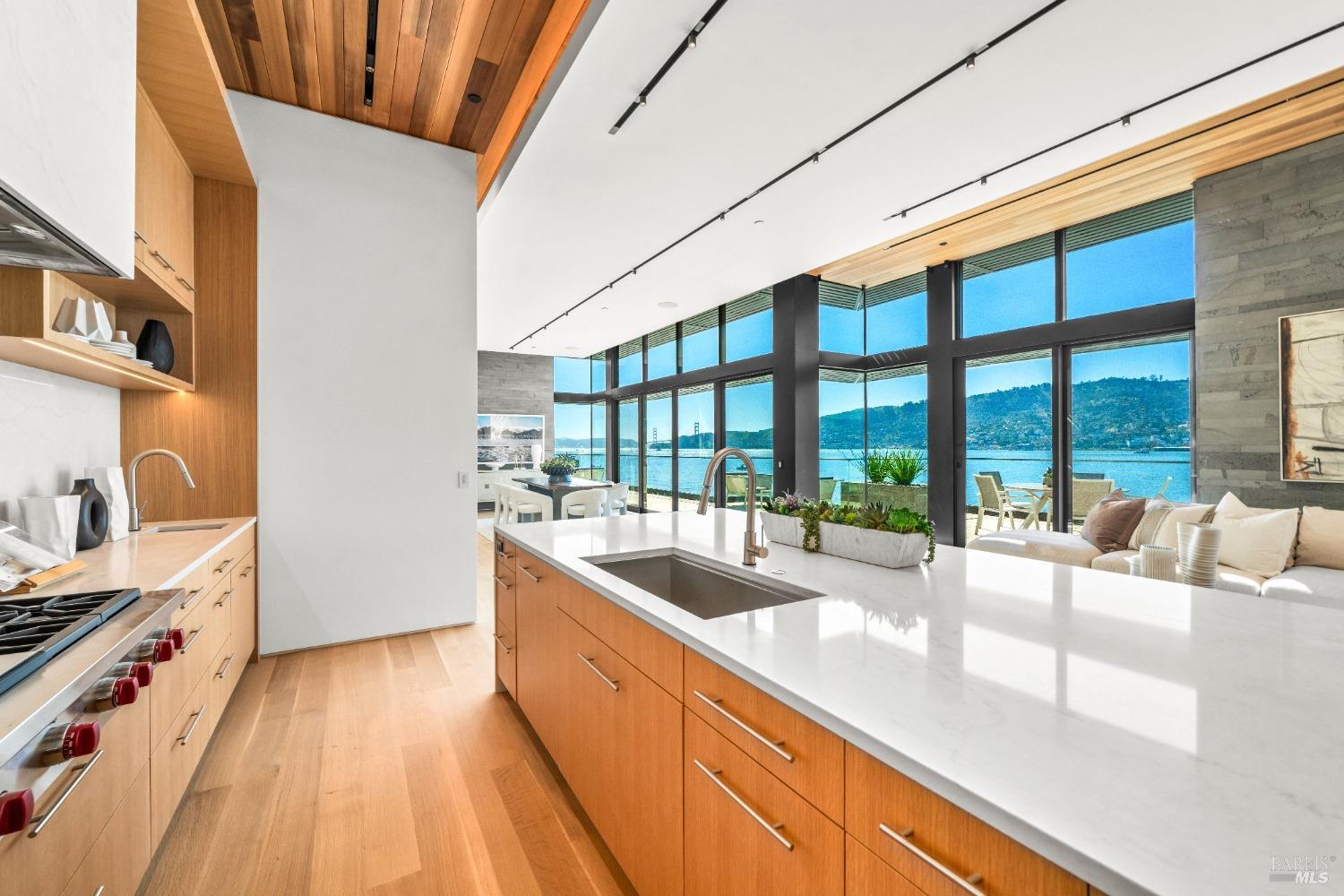 Detail Gallery Image 10 of 38 For 46 Cliff Rd, Belvedere,  CA 94920 - 4 Beds | 4/1 Baths