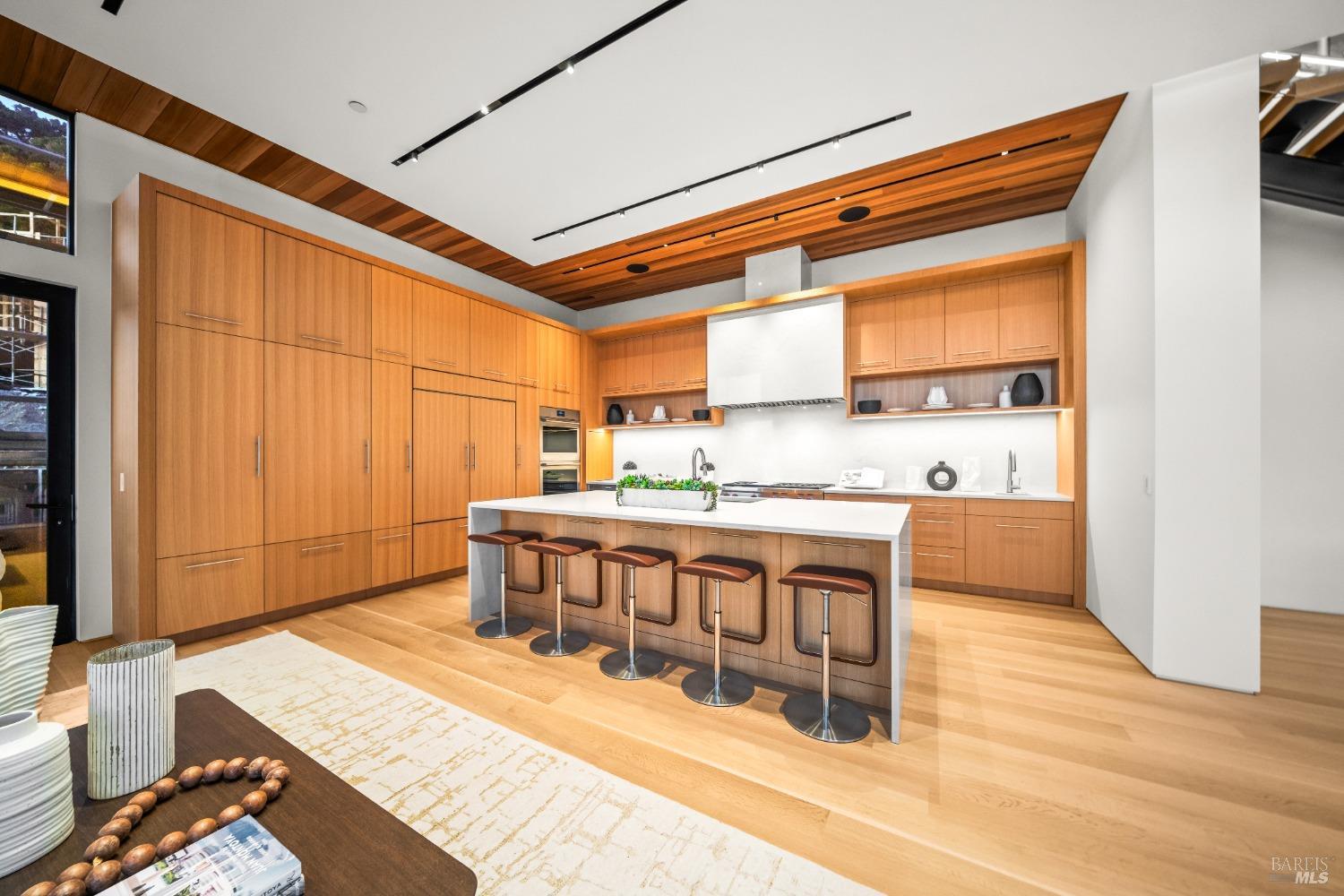 Detail Gallery Image 9 of 38 For 46 Cliff Rd, Belvedere,  CA 94920 - 4 Beds | 4/1 Baths