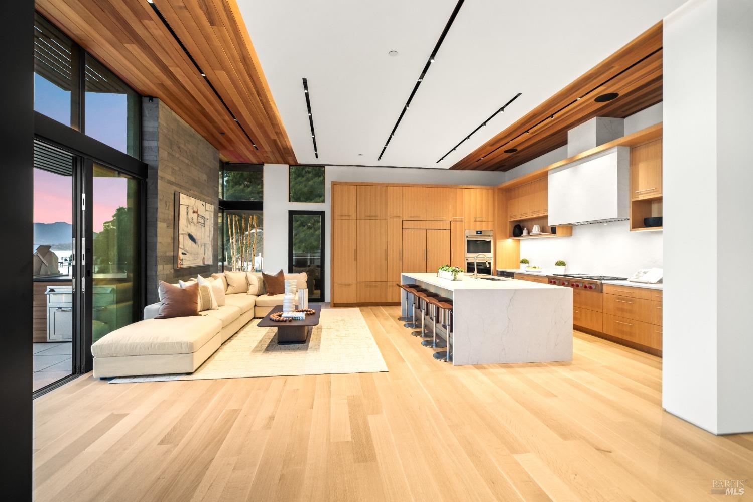 Detail Gallery Image 8 of 38 For 46 Cliff Rd, Belvedere,  CA 94920 - 4 Beds | 4/1 Baths
