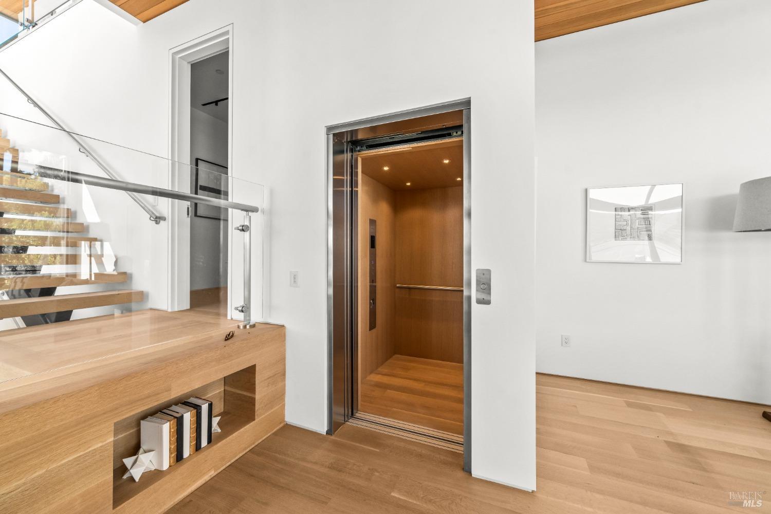 Detail Gallery Image 16 of 38 For 46 Cliff Rd, Belvedere,  CA 94920 - 4 Beds | 4/1 Baths