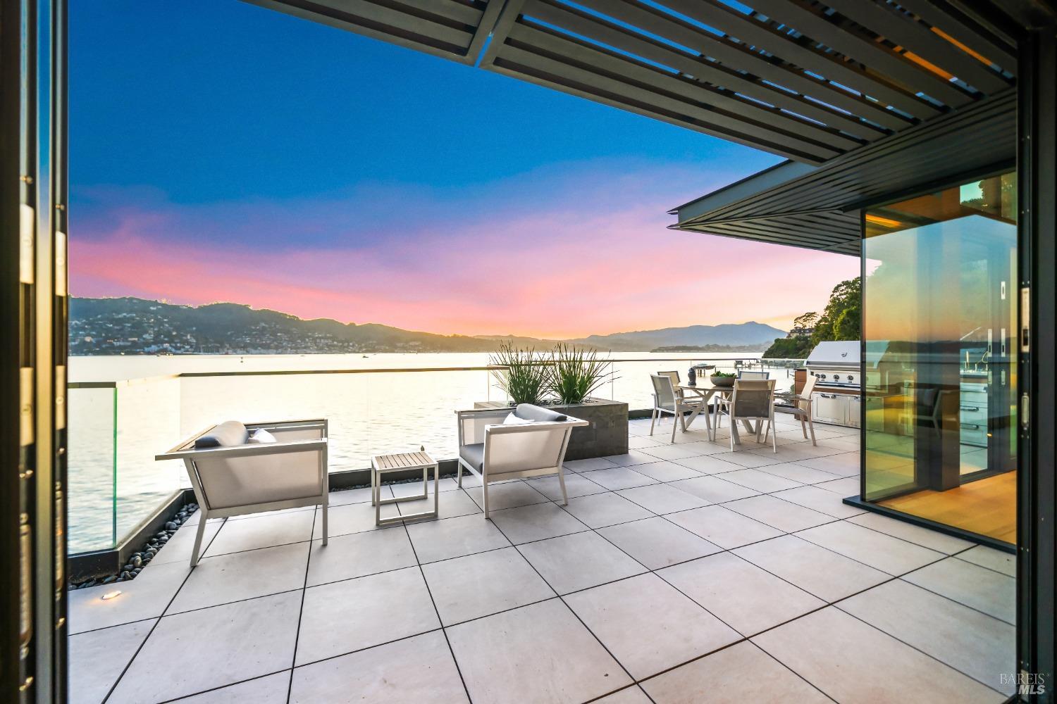 Detail Gallery Image 14 of 38 For 46 Cliff Rd, Belvedere,  CA 94920 - 4 Beds | 4/1 Baths