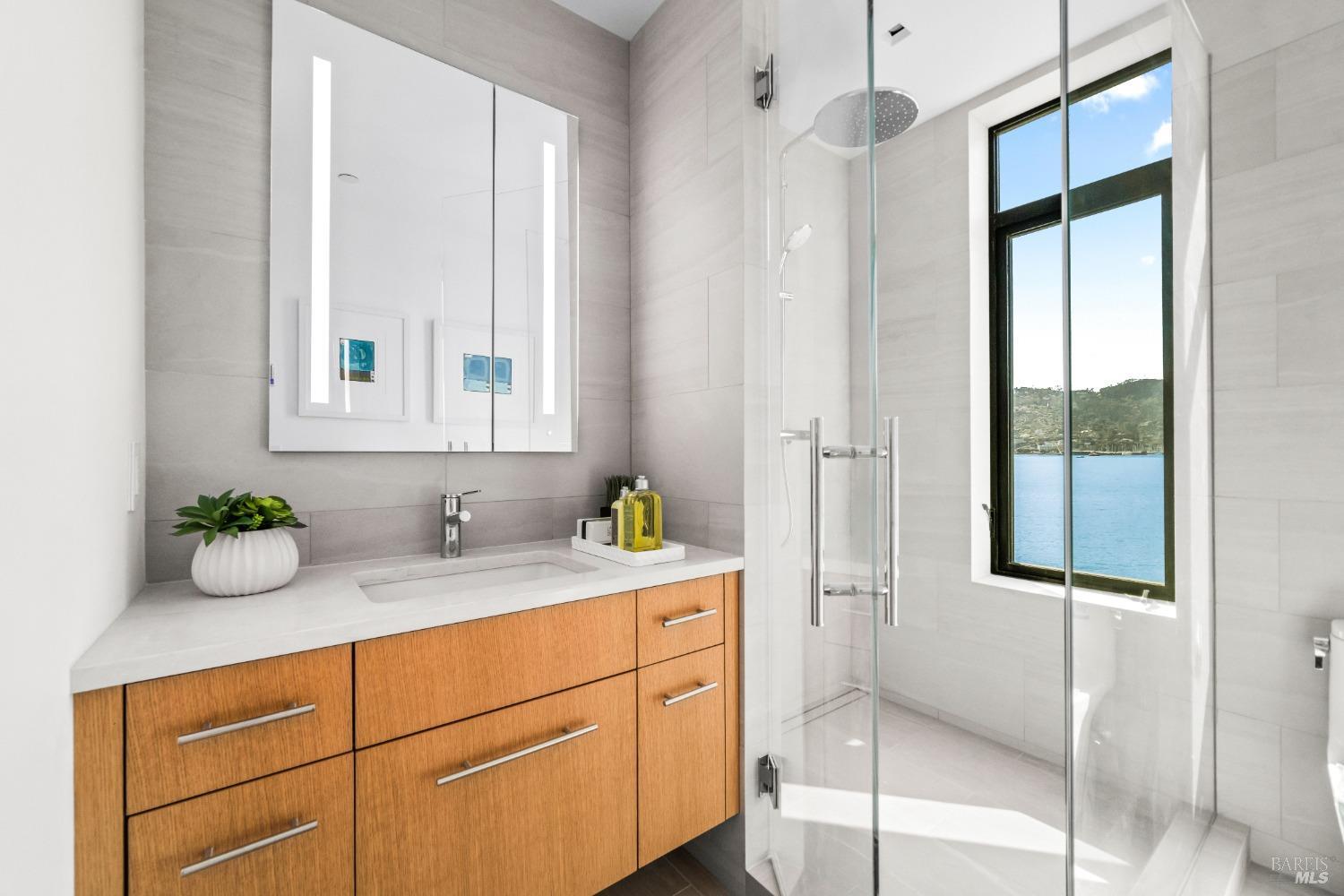 Detail Gallery Image 21 of 38 For 46 Cliff Rd, Belvedere,  CA 94920 - 4 Beds | 4/1 Baths