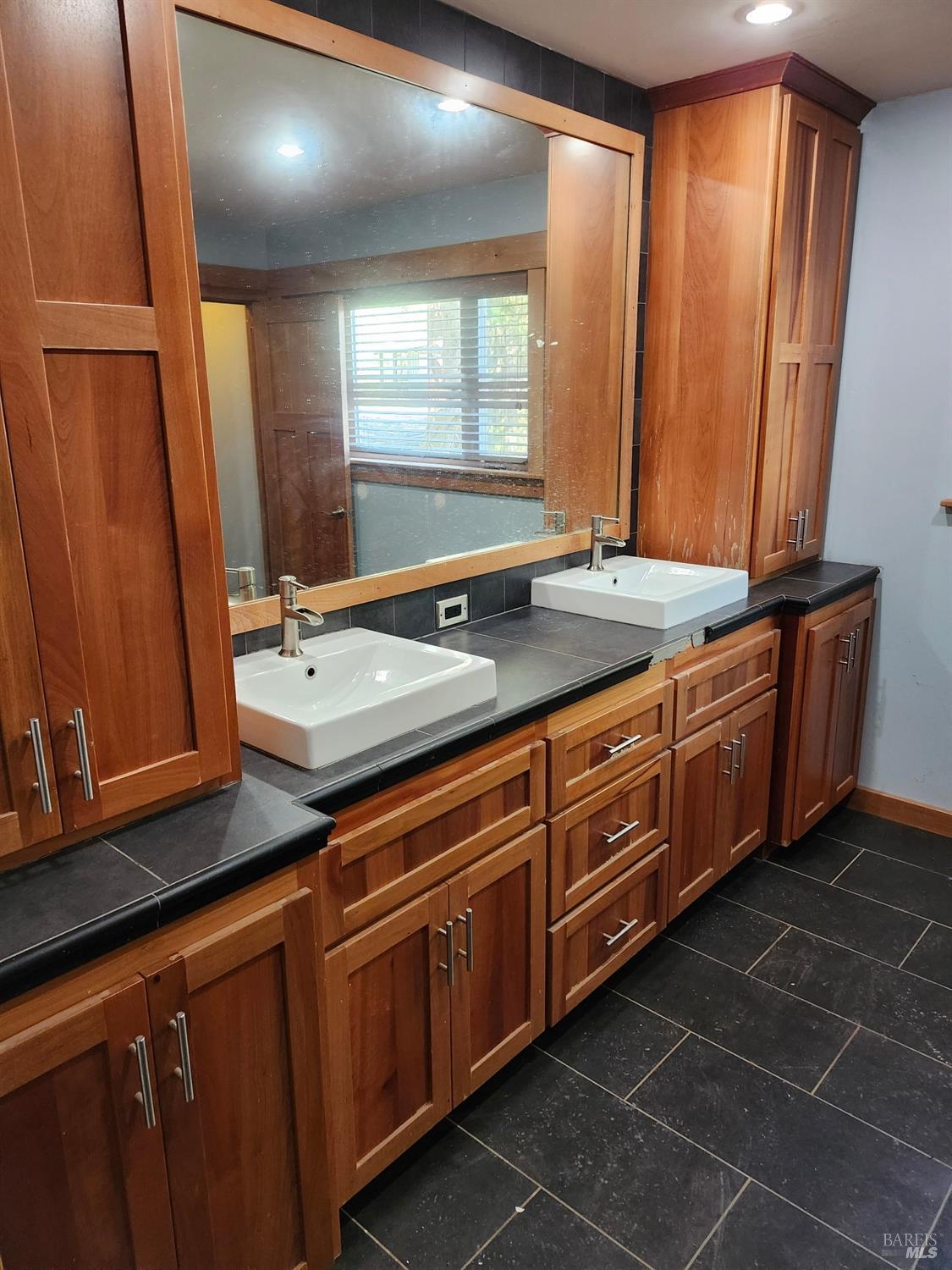 Detail Gallery Image 11 of 32 For 1075 Dutyville Rd, Garberville,  CA 95542 - 2 Beds | 2 Baths