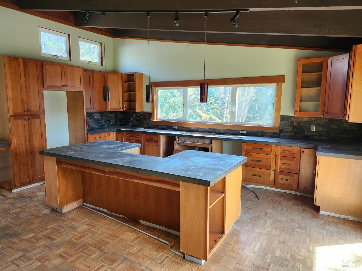 Detail Gallery Image 9 of 32 For 1075 Dutyville Rd, Garberville,  CA 95542 - 2 Beds | 2 Baths