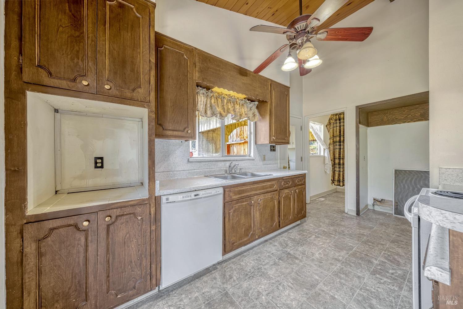 Detail Gallery Image 11 of 45 For 16345 Tee Rd, Cobb,  CA 95426 - 2 Beds | 2/1 Baths