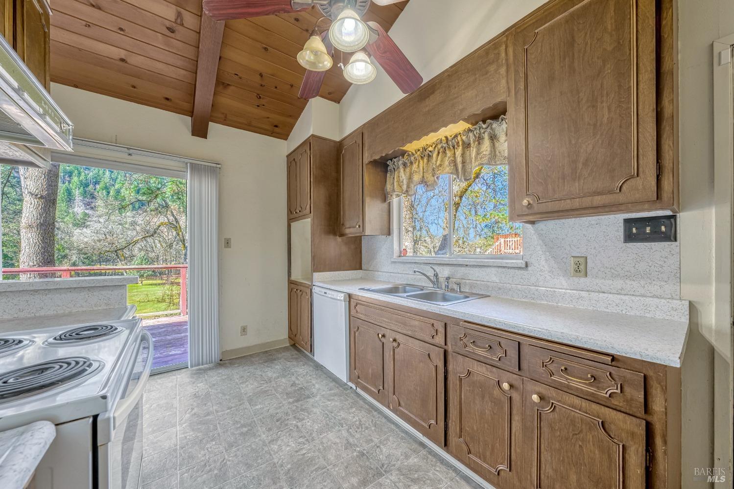 Detail Gallery Image 12 of 45 For 16345 Tee Rd, Cobb,  CA 95426 - 2 Beds | 2/1 Baths