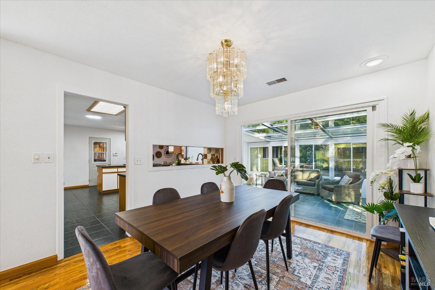 Detail Gallery Image 4 of 27 For 3123 W St, Eureka,  CA 95503 - 3 Beds | 2 Baths