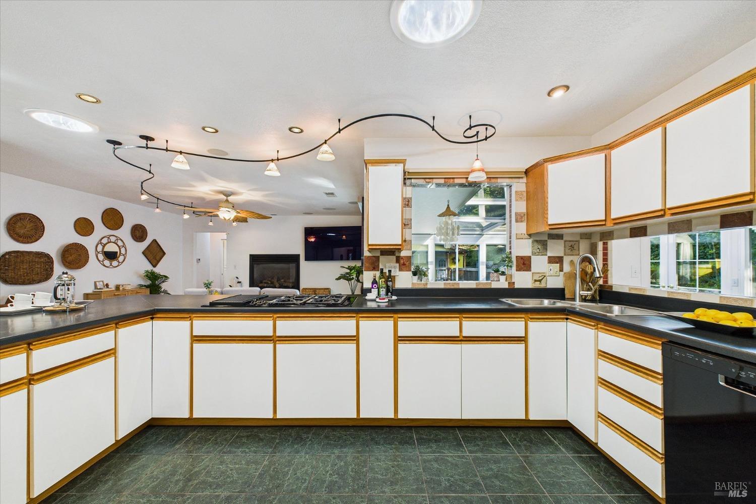 Detail Gallery Image 9 of 27 For 3123 W St, Eureka,  CA 95503 - 3 Beds | 2 Baths