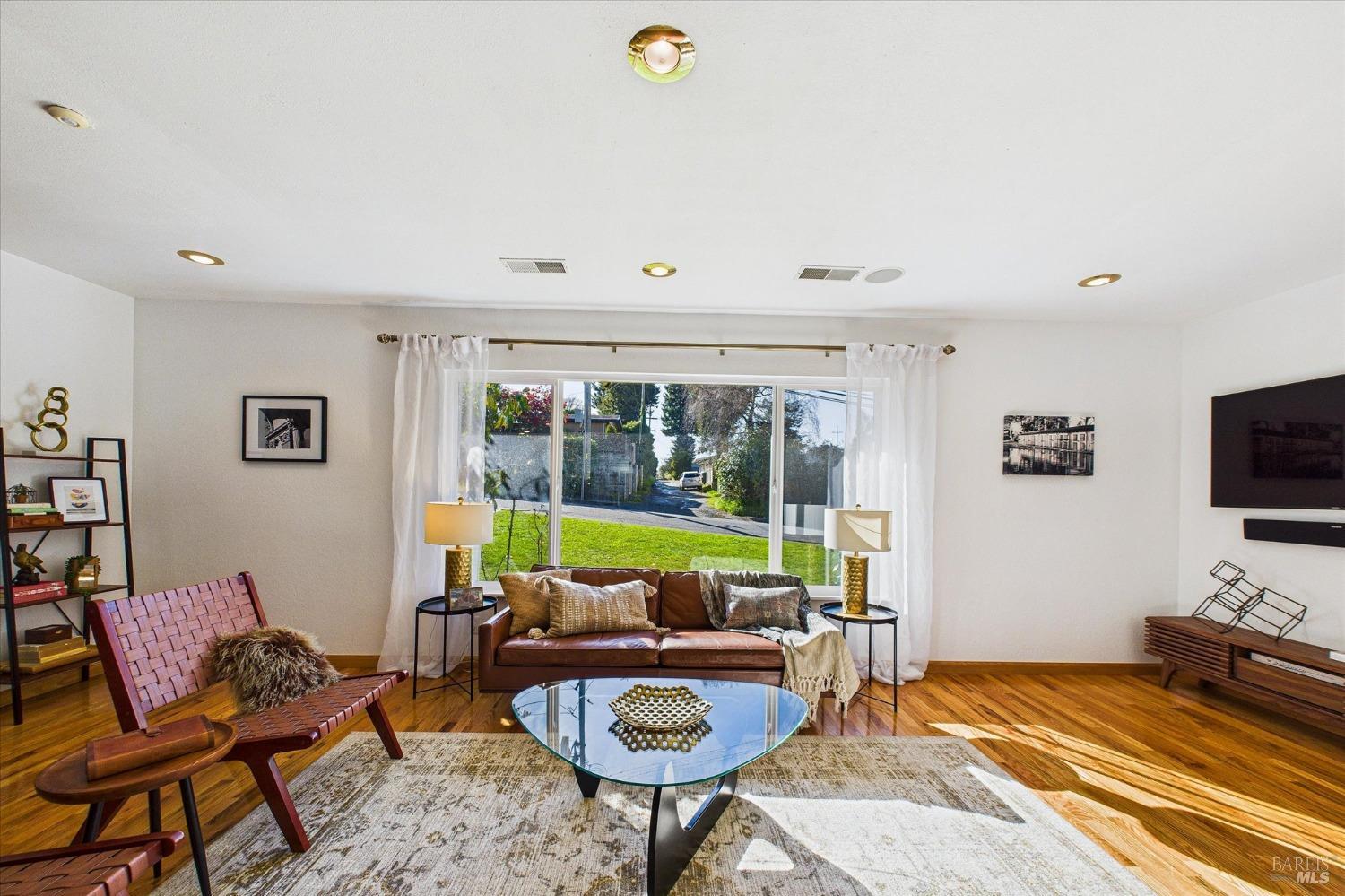 Detail Gallery Image 7 of 27 For 3123 W St, Eureka,  CA 95503 - 3 Beds | 2 Baths