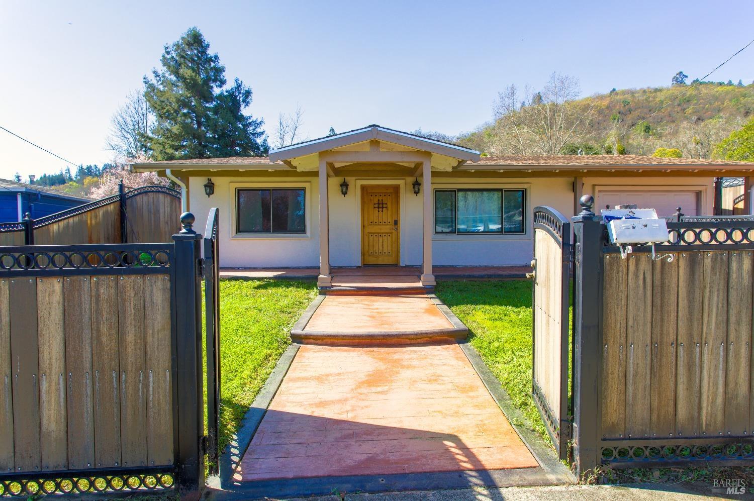 Detail Gallery Image 3 of 22 For 205 Laws Ave, Ukiah,  CA 95482 - 3 Beds | 2 Baths