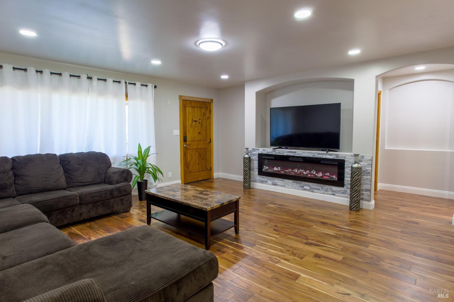 Detail Gallery Image 5 of 22 For 205 Laws Ave, Ukiah,  CA 95482 - 3 Beds | 2 Baths