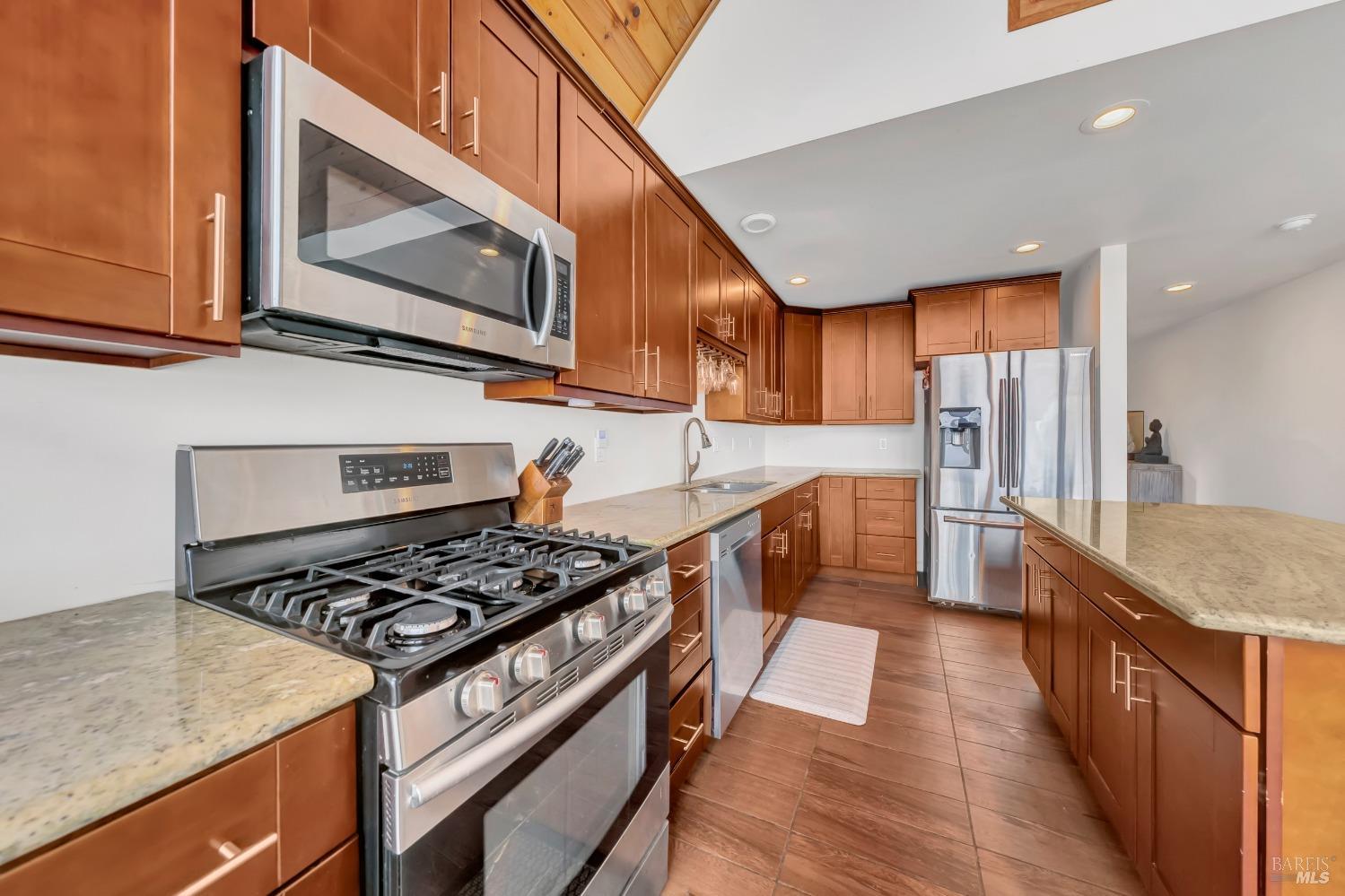Detail Gallery Image 14 of 42 For 5798 Sunrise Dr, Lower Lake,  CA 95457 - 4 Beds | 3 Baths