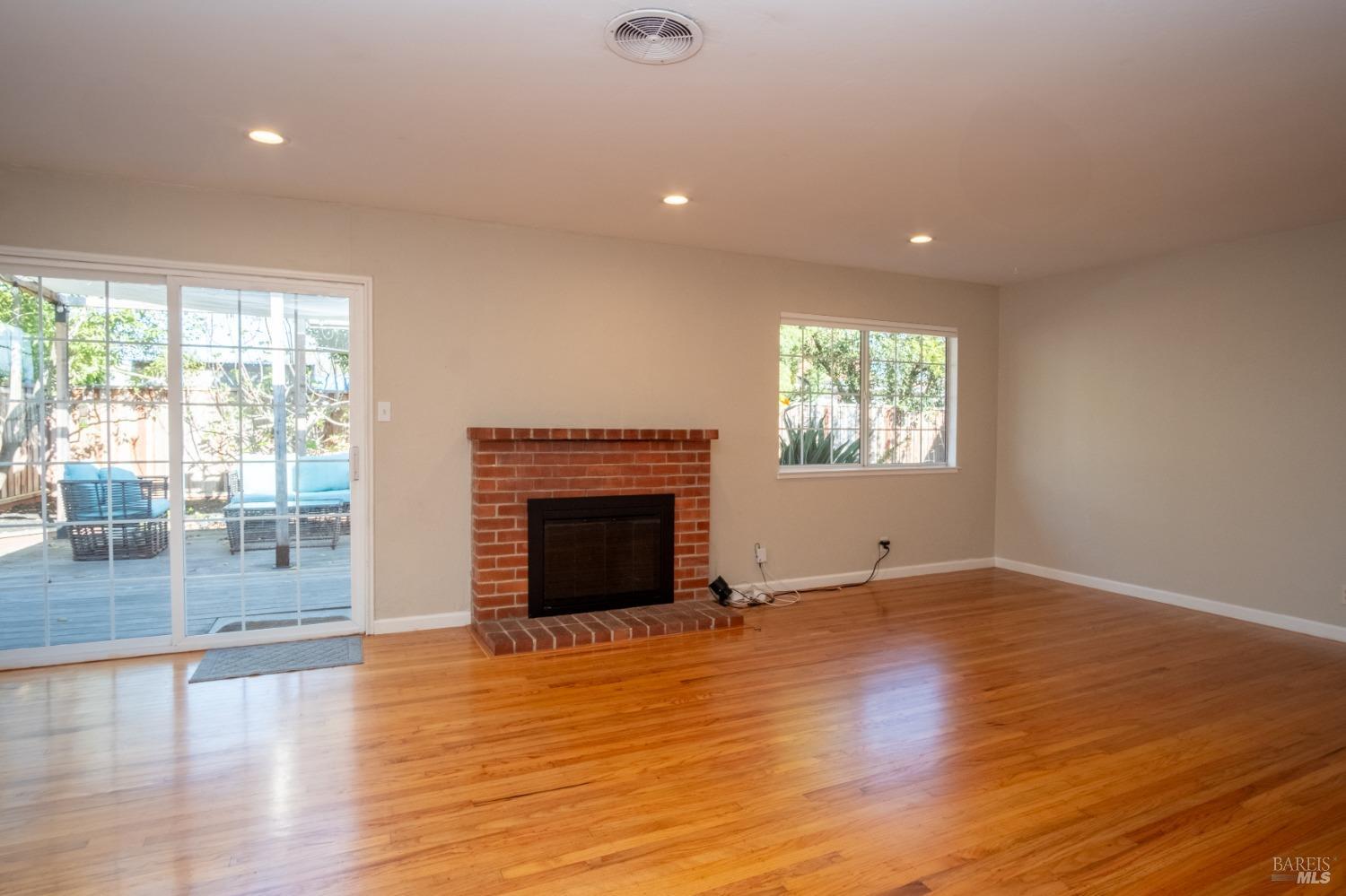 Detail Gallery Image 5 of 38 For 1425 Weaverly Dr, Petaluma,  CA 94954 - 3 Beds | 1/1 Baths