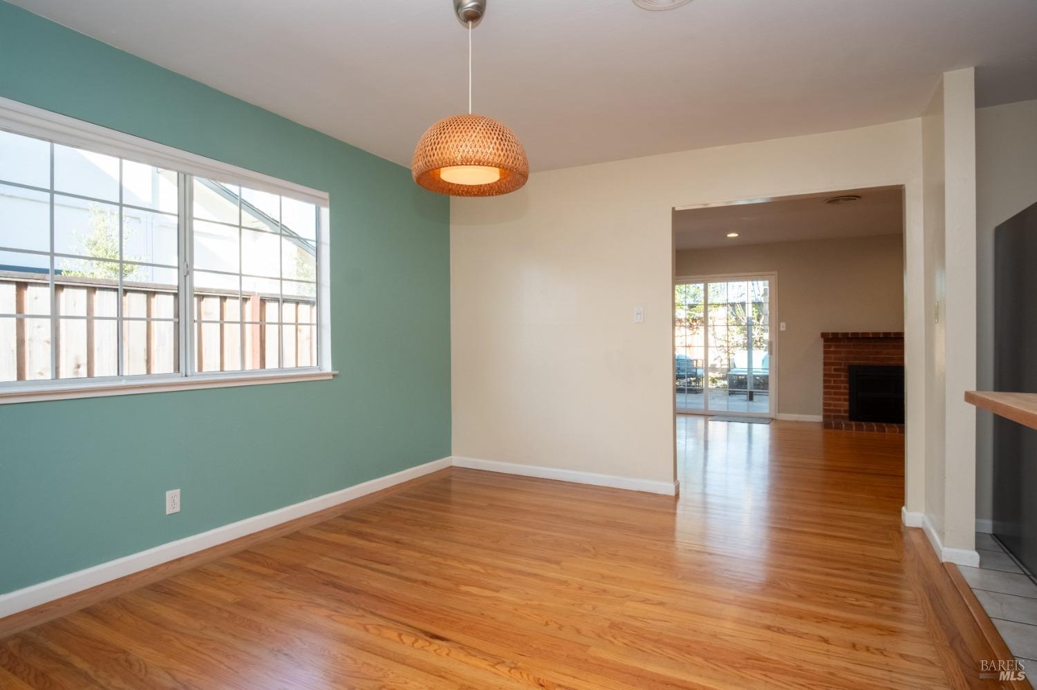 Detail Gallery Image 9 of 38 For 1425 Weaverly Dr, Petaluma,  CA 94954 - 3 Beds | 1/1 Baths