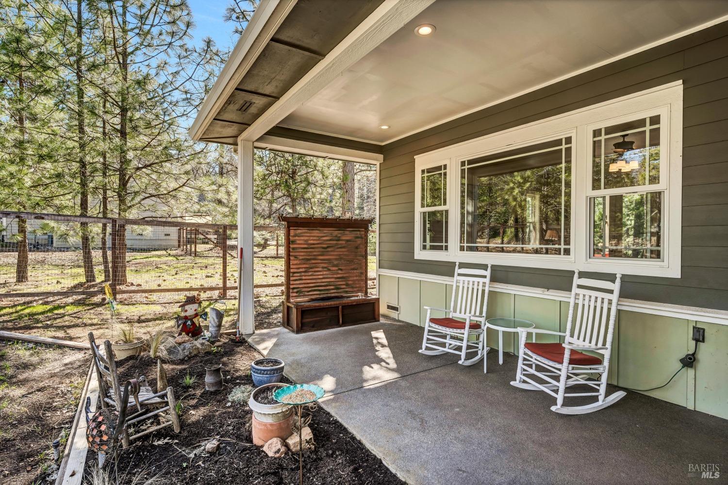 Detail Gallery Image 4 of 38 For 8902 Fox Dr, Cobb,  CA 95426 - 3 Beds | 2/1 Baths