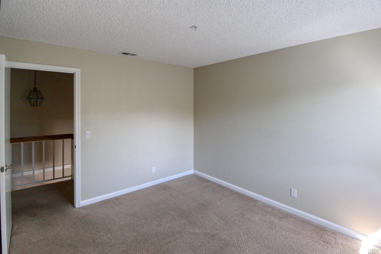 Detail Gallery Image 11 of 17 For 21 Regents Cir, Rohnert Park,  CA 94928 - 3 Beds | 2/1 Baths